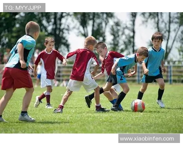 足球明星与孩子的欢乐时光父爱如山的温馨瞬间